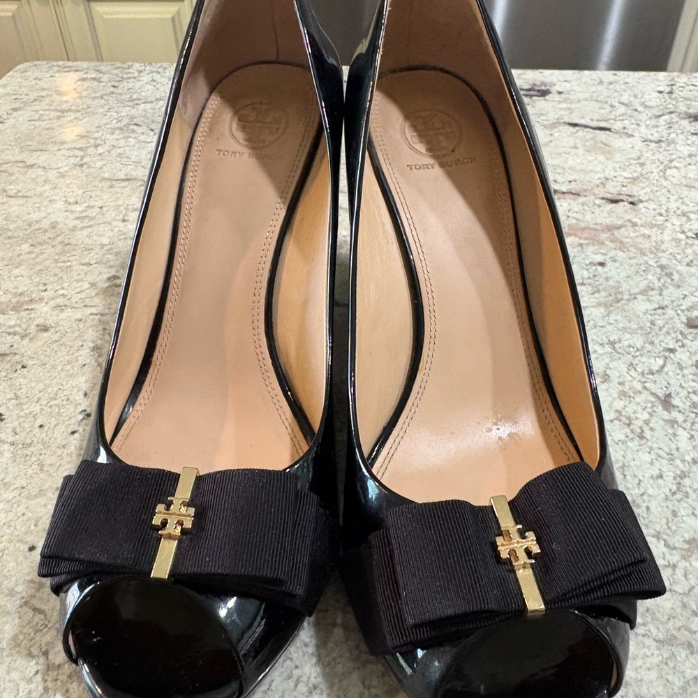 Tory Burch Gold Logo Bow Wedge Black Patent Peep Toe Heel Holiday 10